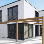 Modernes Holz-Fertighaus mit geradliniger Formensprache. © BDF/Fingerhut Haus