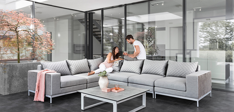 Moderne Gartensofas sind so bequem und schick wie Möbel für das Wohnzimmer. © Kettler/VDM