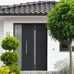 Fenster und Türen in Anthrazit verleihen dem Haus einen modernen Look. © VFF/RODENBERG Türsysteme AG/Aldra