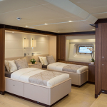 Exklusive Innenraumgestaltung einer Yacht mit dem Naturmaterial Furnier. © Royal Huisman Sea Eagle by Nicola Bozzo & Carlo Baroncini