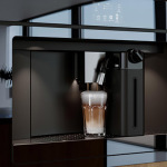 Dieser hochwertige TouchControl-Einbauvollautomat im schicken Spiegelglas-Design bereitet diverse Kaffeespezialitäten zu wie z. B. auch einen Flat white, Americano, Espresso macchiato, Ristretto oder Doppio © AMK