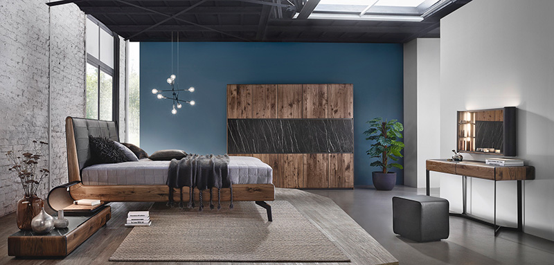 Im Schlafzimmer ist ein Mix verschiedener Materialien angesagt, in diesem Fall Massivholz, Leder und Keramik. © VDM/Thielemeyer