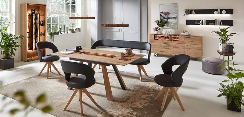 Die Möbel mit ihren markanten Hirnholzscheiben und Baumrinden holen die Natur in die eigenen vier Wände. © IPM/Hartmann Möbelwerke