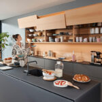 So wird das Staugut schön übersichtlich und ergonomisch hinter attraktiven Klappen statt Türen untergebracht. © AMK